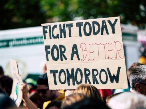 November: Protest gegen Frauen-Gewalt mit Clementinen in Italien